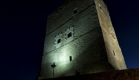 Castello della Roccella di notte