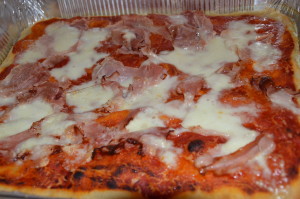 Pizza prosciutto e mozzarella