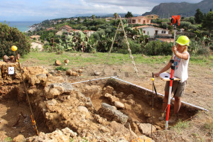 I tecnici dell'Accademia polacca  mentre rilevano le strutture architettoniche