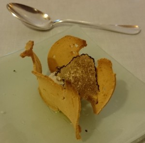 Gelato al tartufo siciliano con crostini di pane