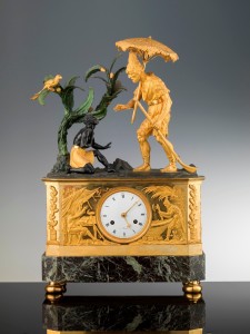 Orologio da mensola cassa e meccanismo: manifattura parigina 1810-1814 bronzo dorato cesellato e verniciato, ottone dorato, smalto, marmo verde di Genova;  cm 52 × 34 × 12 