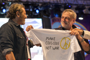 Filippo La Mantia e Gino Strada sul palco del Cous Cous Fest due anni fa