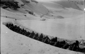 Fabio Bargagli Petrucci, alpini e artiglieri trainano un’artiglieria, 1918