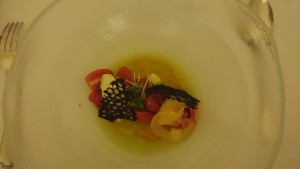 Baccalà mantecato, con fragole, pomodorini, formaggio luna piena e cialde al nero di seppia, succo di sedano e crumble di pane