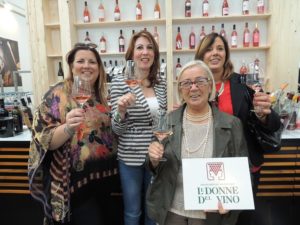 La presidente Cinelli Colombini con le donne del vino Sorrento Rosé